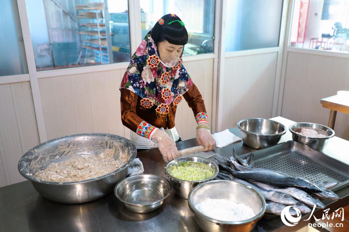 张丽琼正在制作崇武鱼卷。人民网记者 李唯一摄