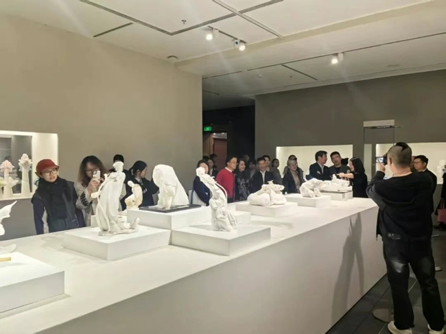 观众欣赏白瓷展品