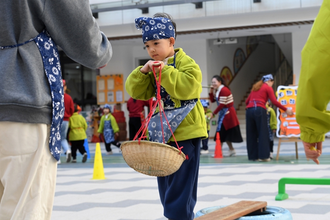 孩子与家长们正在体验亲子农耕趣味游戏
