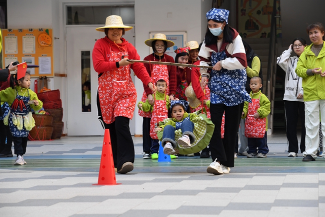 孩子与家长们正在体验亲子农耕趣味游戏