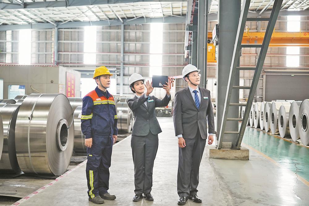 农行工作人员到车间实勘现场并为符合条件企业线上办理金融服务。