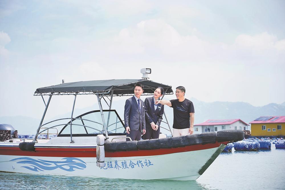 海上社区惠农服务旗舰店工作人员到渔排上了解金融需求。