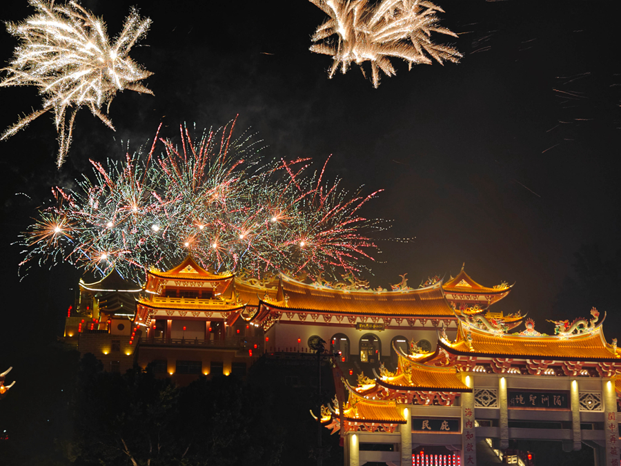 零點鐘聲敲響，漫天煙火與祖廟宮殿交相輝映。周建國攝