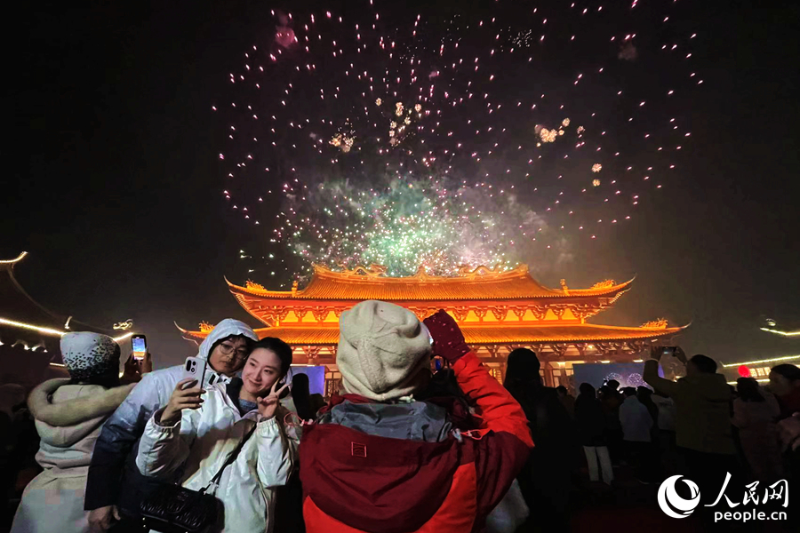 游客在煙火下合影留念。人民網記者 林盈攝