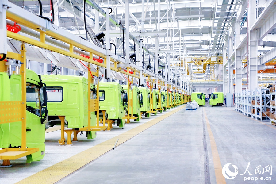 在位于宁德福安市的青拓重工生产车间内，新能源纯电动矿用运输车头依次排列在生产线上。人民网 李唯一摄