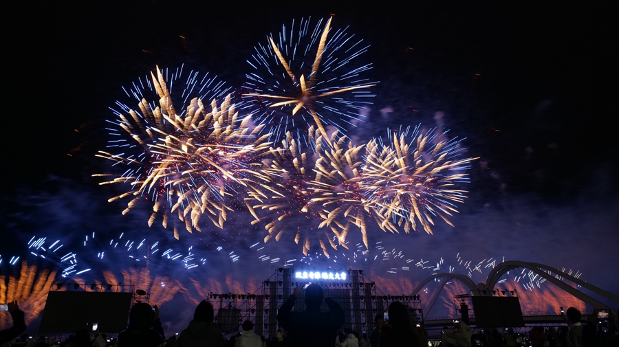 美丽的紫色烟花。康艺勇摄