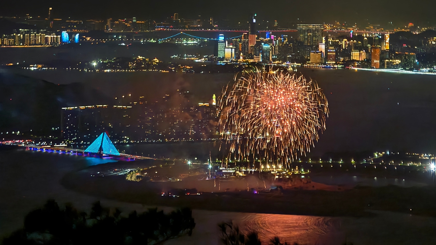 烟花绽放双鱼岛上空,照亮厦门湾。陈嵩伟摄
