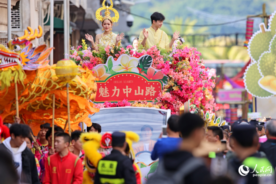元旦假期首日的花車巡游環節。人民網記者 陳博攝