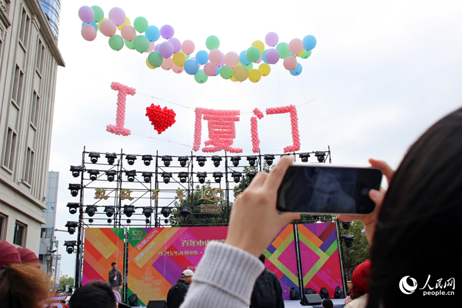 市民游客拍照記錄美好瞬間。人民網記者 陳博攝