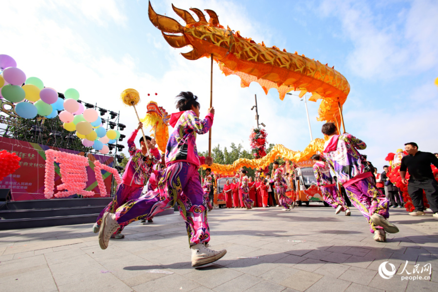 舞龍表演。人民網記者 陳博攝