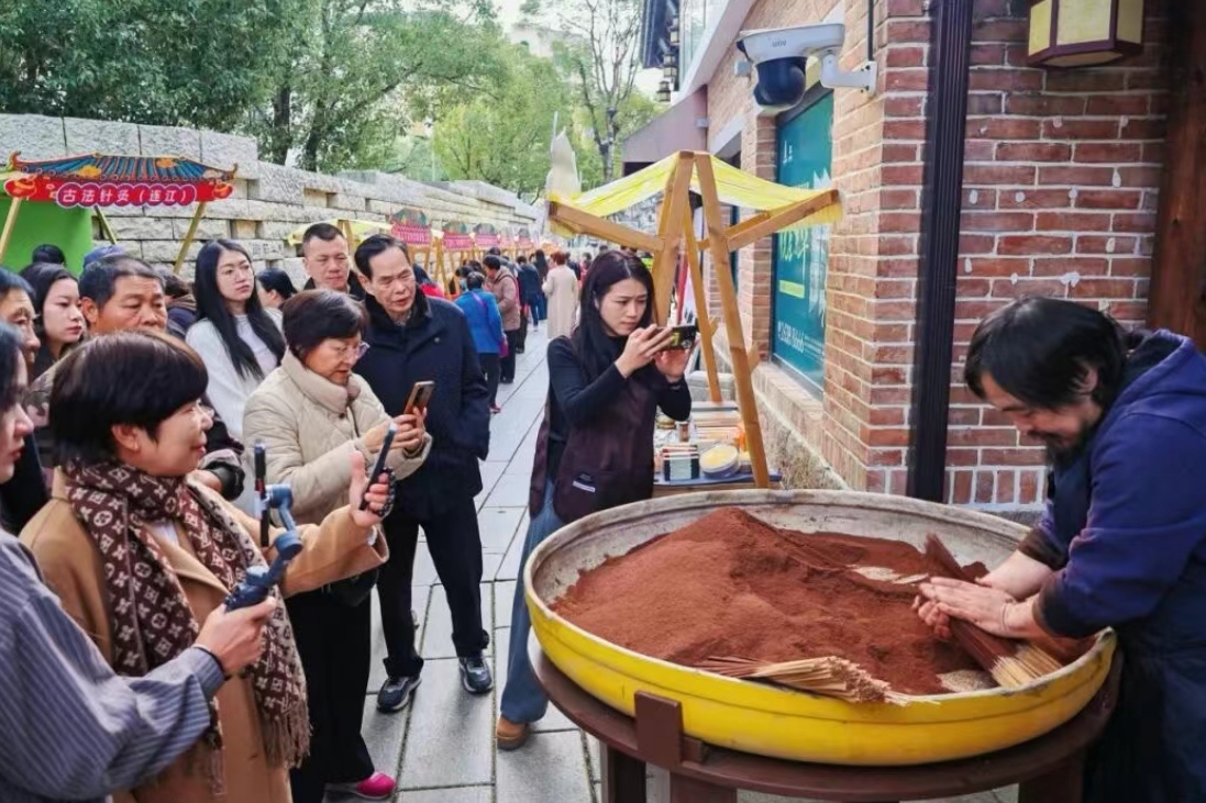 游客在觀看古法制香非遺項目