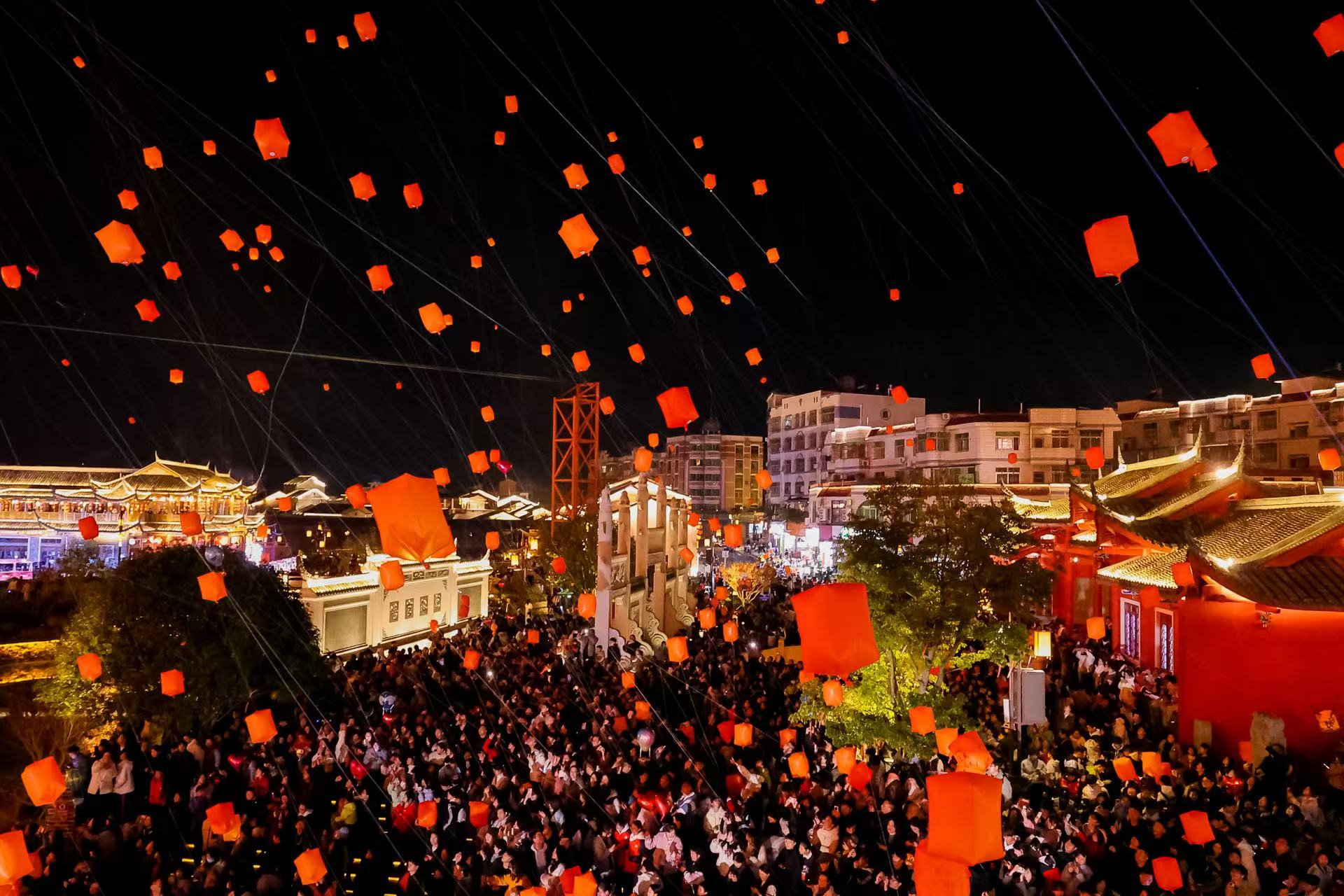 市民游客点亮手中的孔明灯祈愿