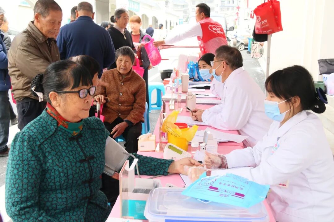 龙岩市慈善总会与龙岩牡丹医院联合开展的社会捐医慈善公益专项活动把健康关怀精准送到群众家门口。