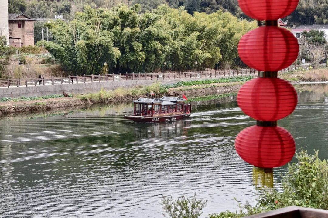 村民和游客搭乘“山水白沙号”画舫游览藿溪