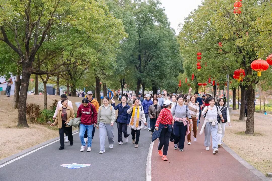 市民在公園生態步道上健步前行