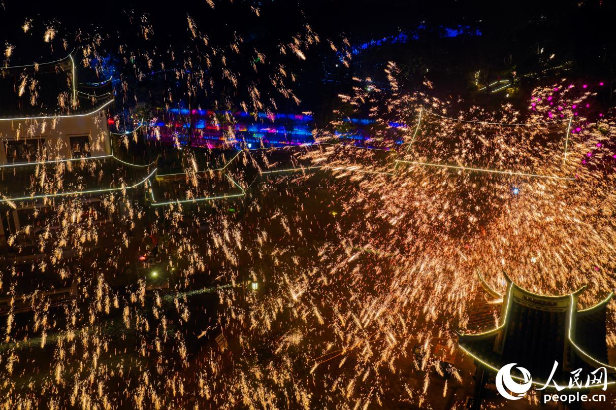 打铁花。人民网记者 李唯一摄