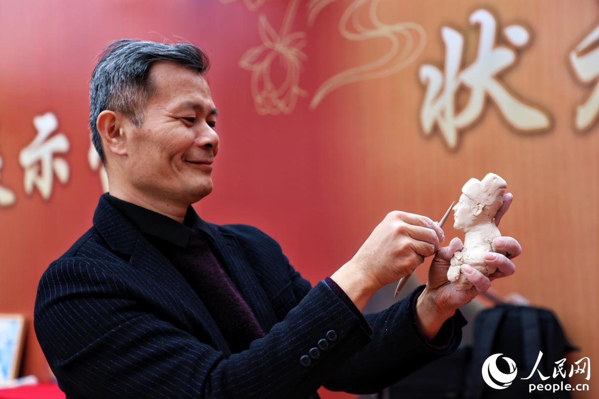 雕塑作品创作。人民网记者 李唯一摄