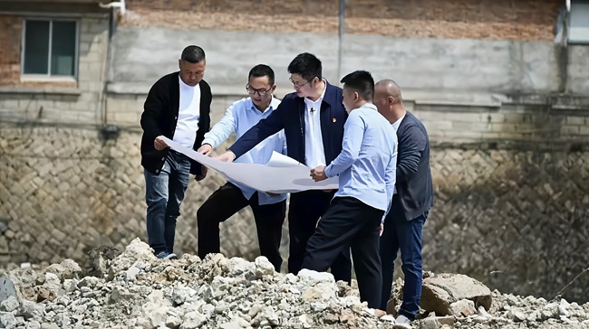 党员干部实地察看环金溪城市更新改造项目。