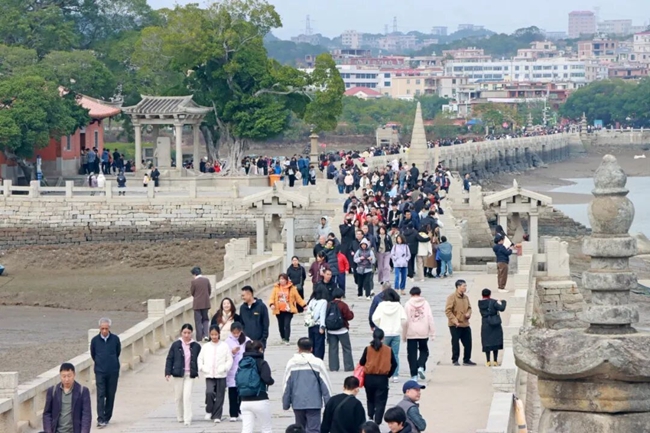 洛阳桥上游人如织
