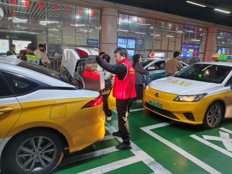 志願者在福州火車站服務乘客出行。