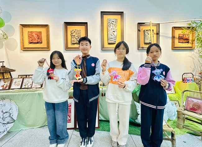 中医药美育工坊同学体验香囊制作