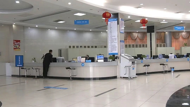 群众在窗口办事