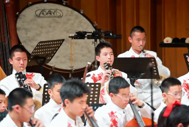 描繪海島風光的《滄海嶼光》接棒亮相。海滄區委宣傳部供圖