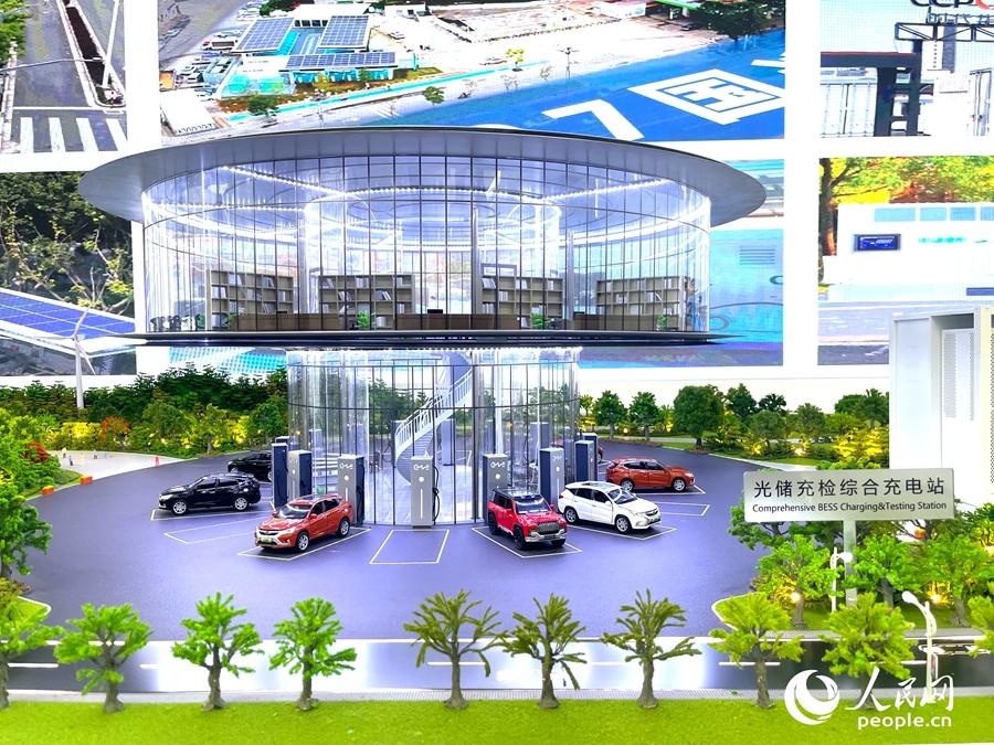 福建一储能企业展示厅里,光储充检综合充电站吸引来众多目光。人民网记者 陈蓝燕摄