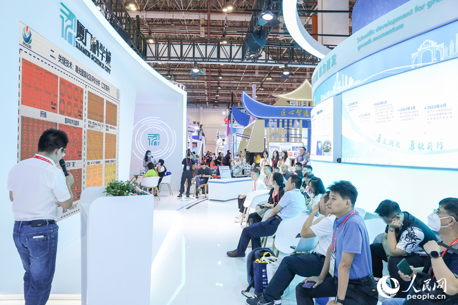 在厦门科学城展区,工作人员向嘉宾们认真推介科技创新成果。人民网记者 陈永整摄