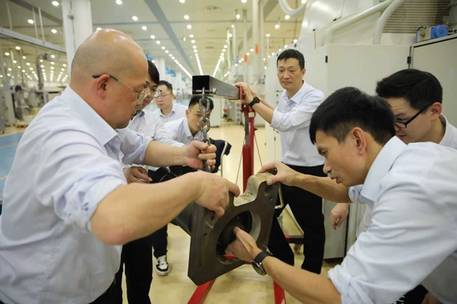 党员技术骨干蒋景强与支部党员共同开展硬备件升级