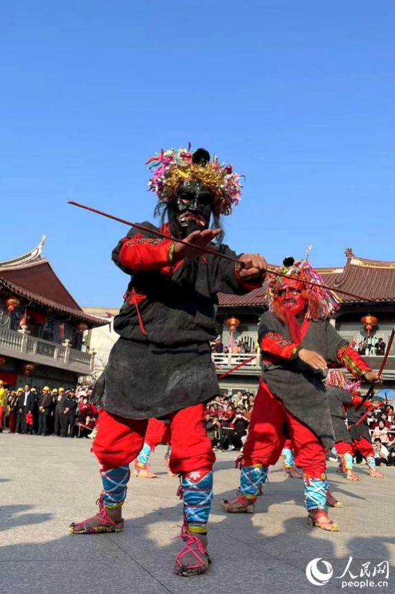 莆田楓亭麟山宮皂隸舞表演。人民網記者 林盈攝