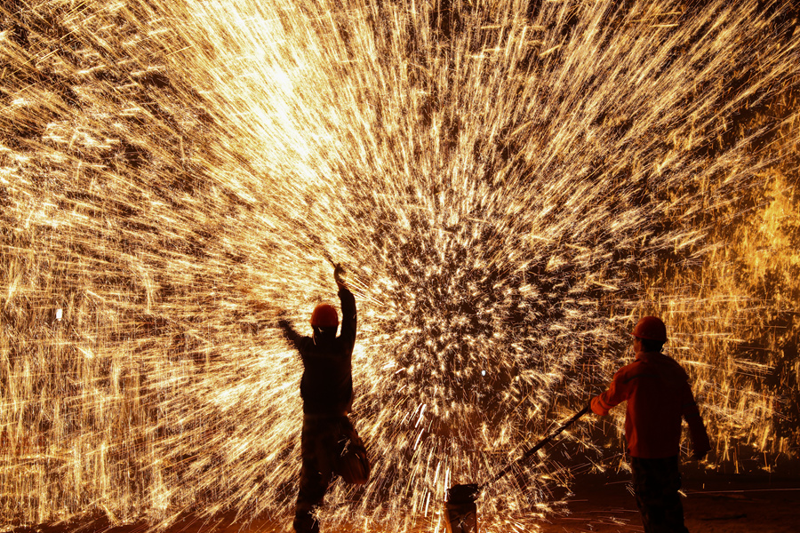 “打鐵花”表演。姚文峰攝