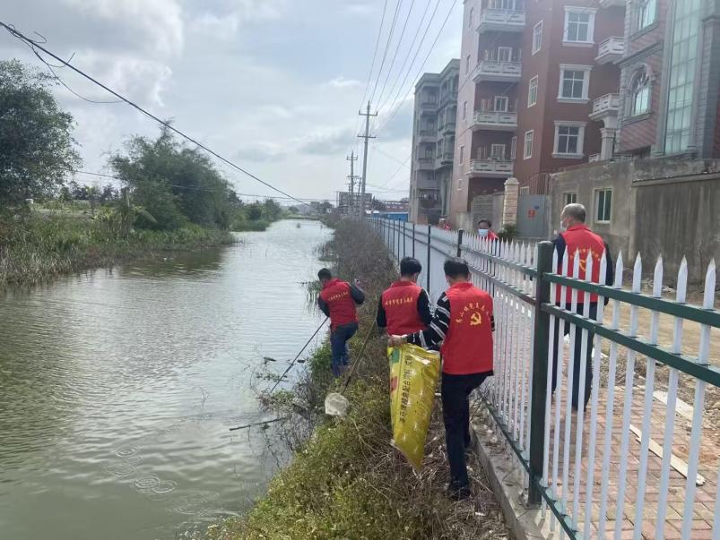 志願者開展環境整治志願服務。福清市港頭鎮供圖