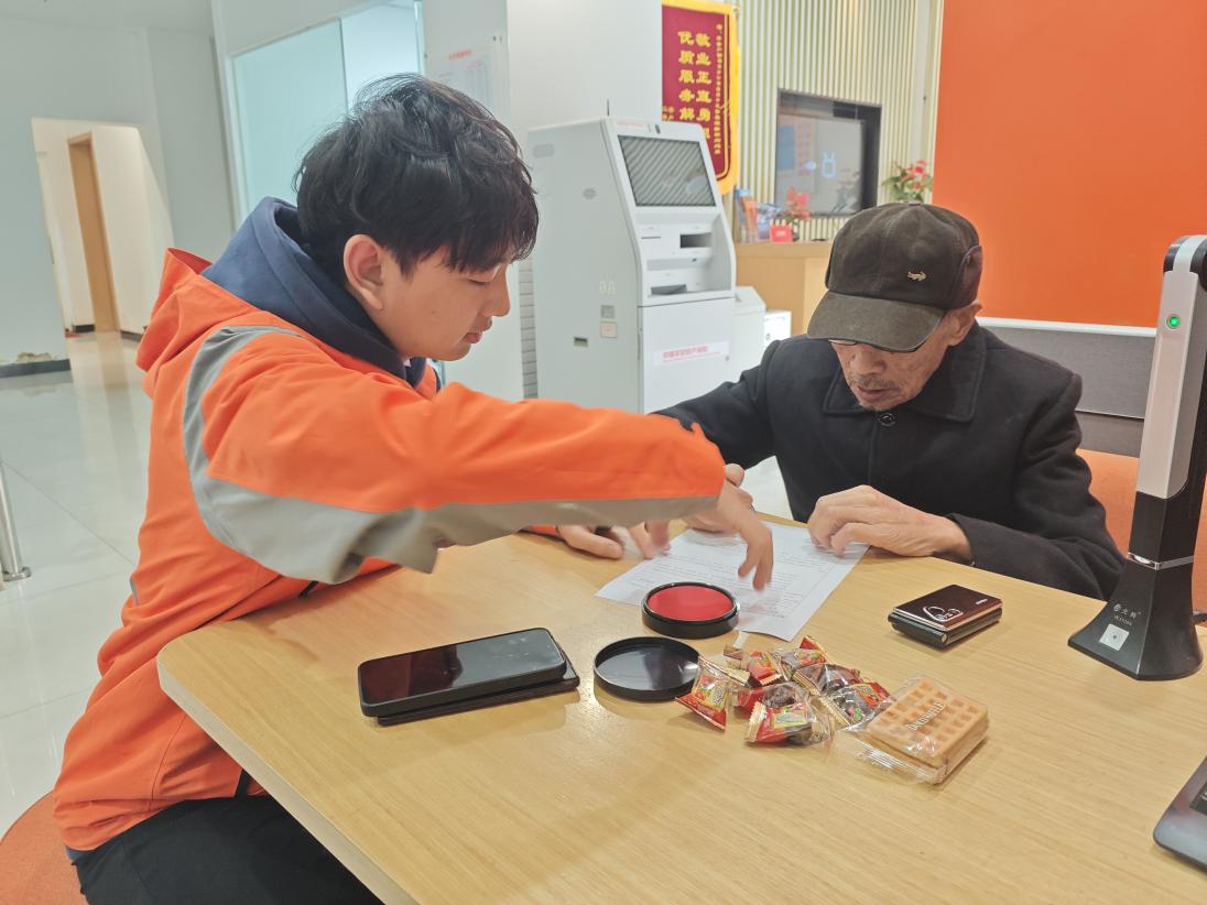 理赔员全程陪同三者黄老先生整理病历、发票等资料，细致指导填写理赔申请表。平安产险供图