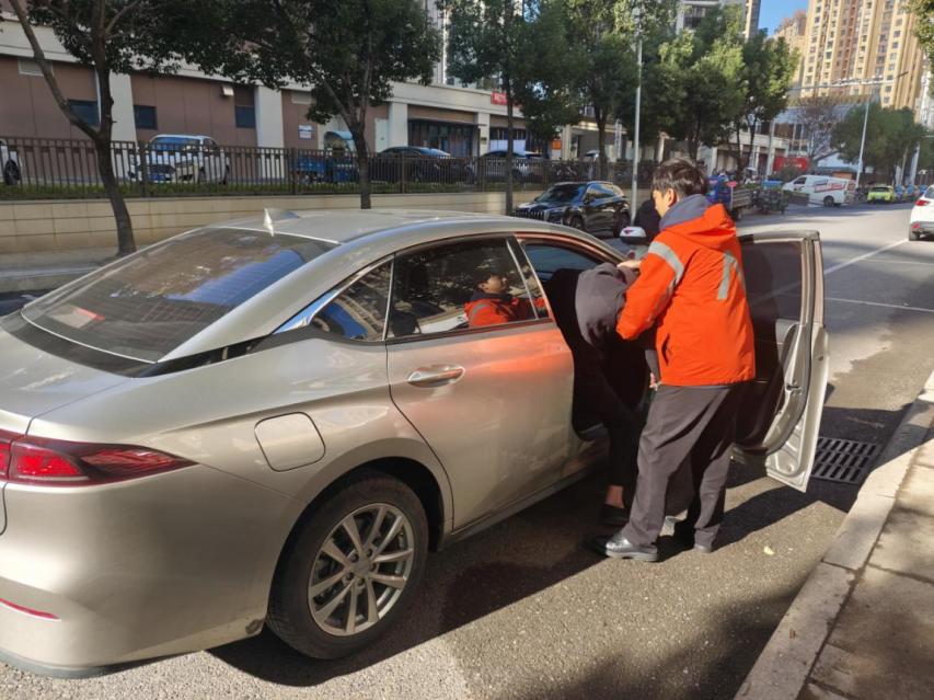 理赔员主动搀扶老人走出门店，并自费为其叫了一辆网约车，确保其安全回家。平安产险供图