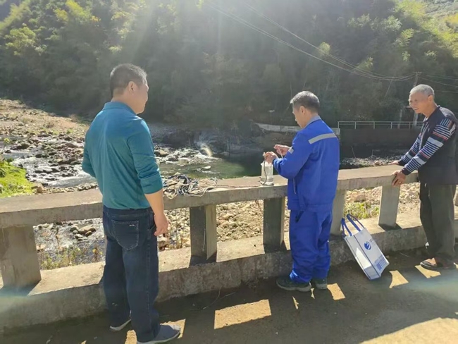 工作人员正在采集水样