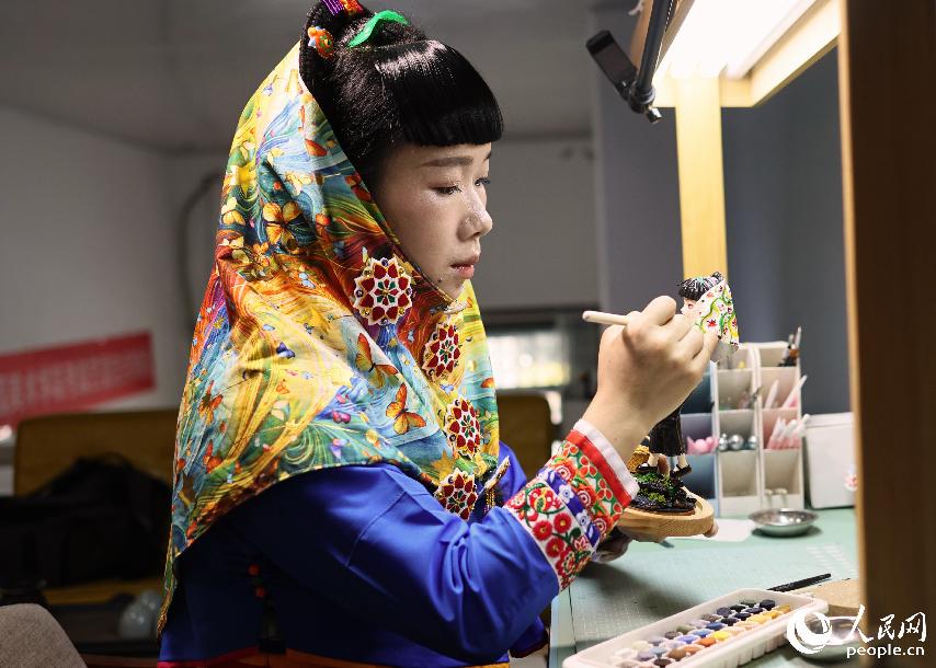 张冰冰正在制作手办。人民网记者 李昌乾摄