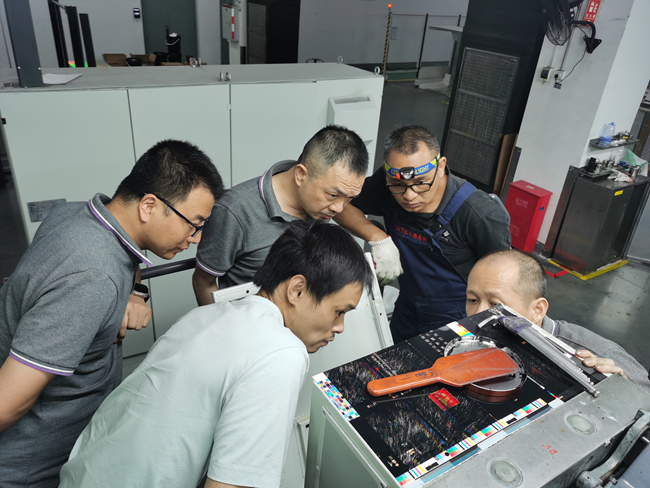 项目组成员正在查看传墨比率异常情况