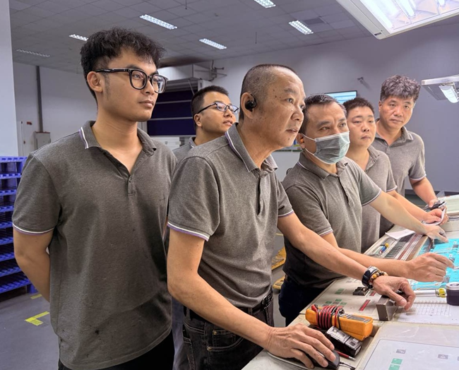 项目组成员正在检查设备运行情况