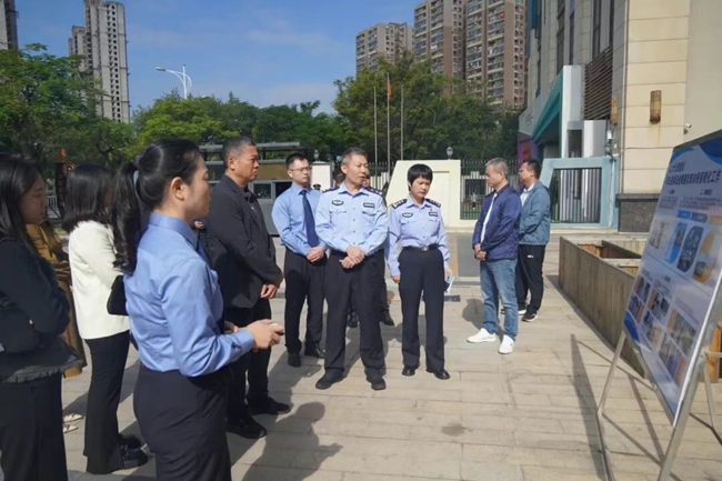 人大代表与检察官共同查看新更换的消防栓和灭火器，并与小区居民沟通交流