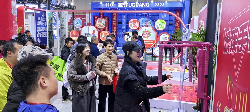 市民體驗“眼疾手快”互動項目