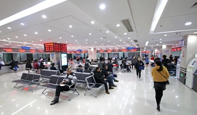 办事大厅一片忙碌。蕉城区融媒体中心供图