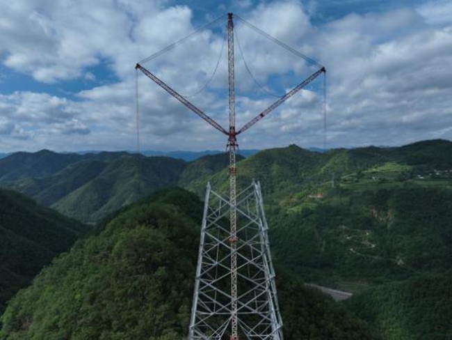 陕北～安徽±800千伏特高压直流输电工程豫2标段N0813铁塔采用落地双摇臂抱杆方式组塔