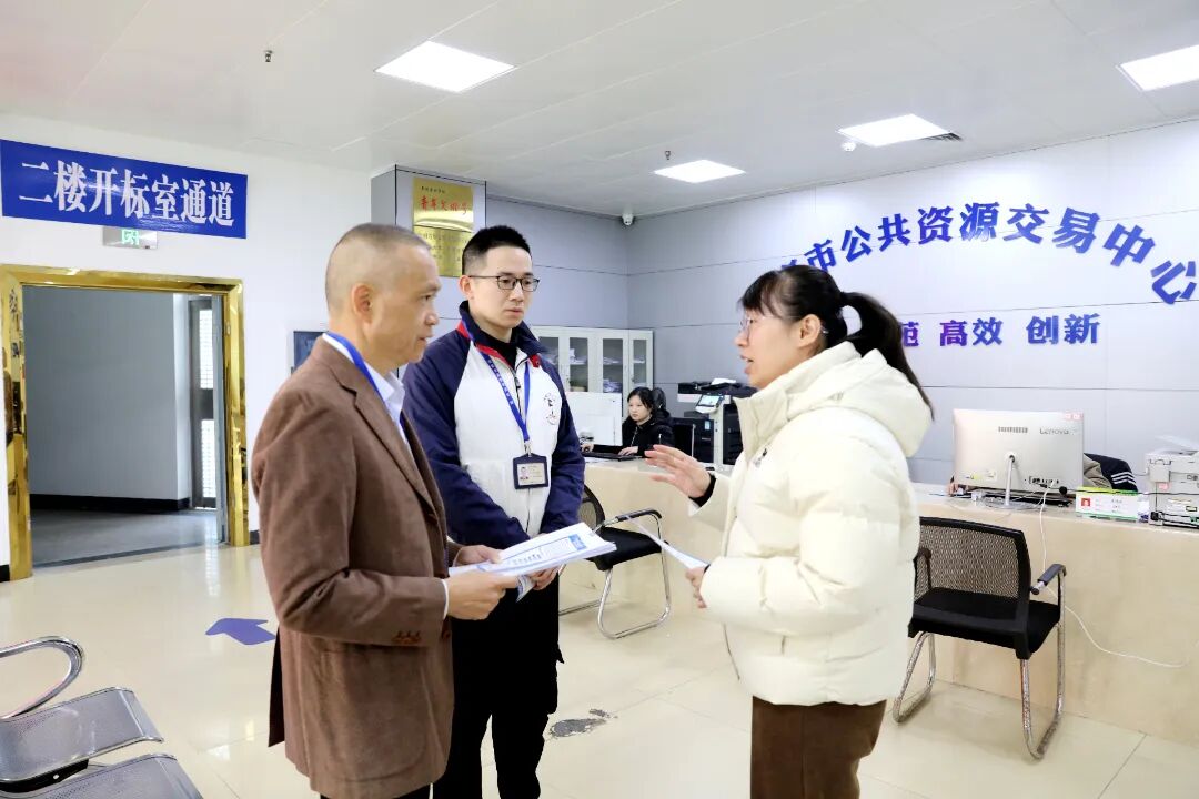南安市纪检监察干部在公共资源交易中心了解涉企投标保证金减免措施落实有关情况。黄文彪摄