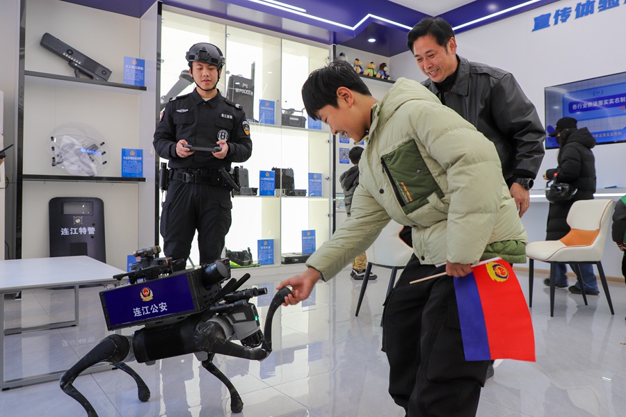 毗鄰警務站的反詐禁毒主題公園及站內配備的VR反詐體驗設備等