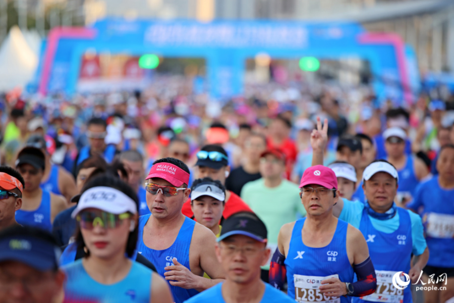 此次共有來自38個國家及地區的35000名跑者齊聚鷺島。人民網記者 陳博攝