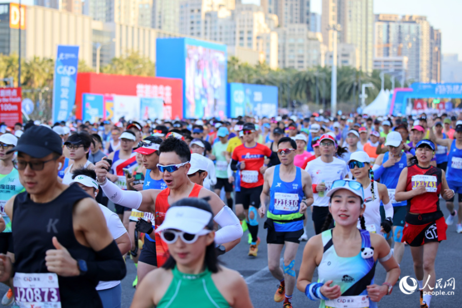 今年創新採用“八槍十六區”分區分槍發令，選手們有序出發。人民網記者 陳博攝