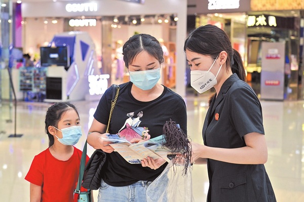 廈門中院生態庭干警向群眾普及“保護中國鱟”的相關法律法規及其意義。