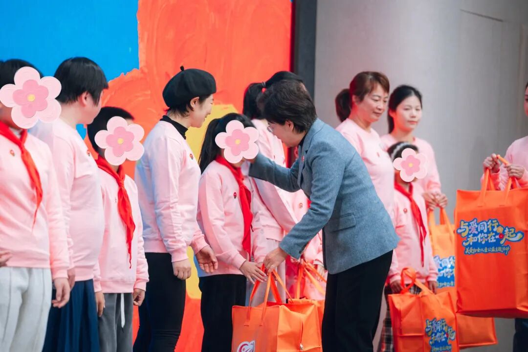 發放學習用品與生活物資“愛心禮包”