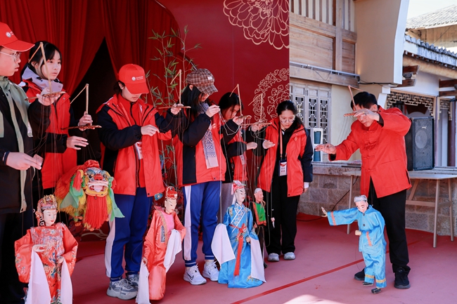 参与木偶戏非遗体验活动